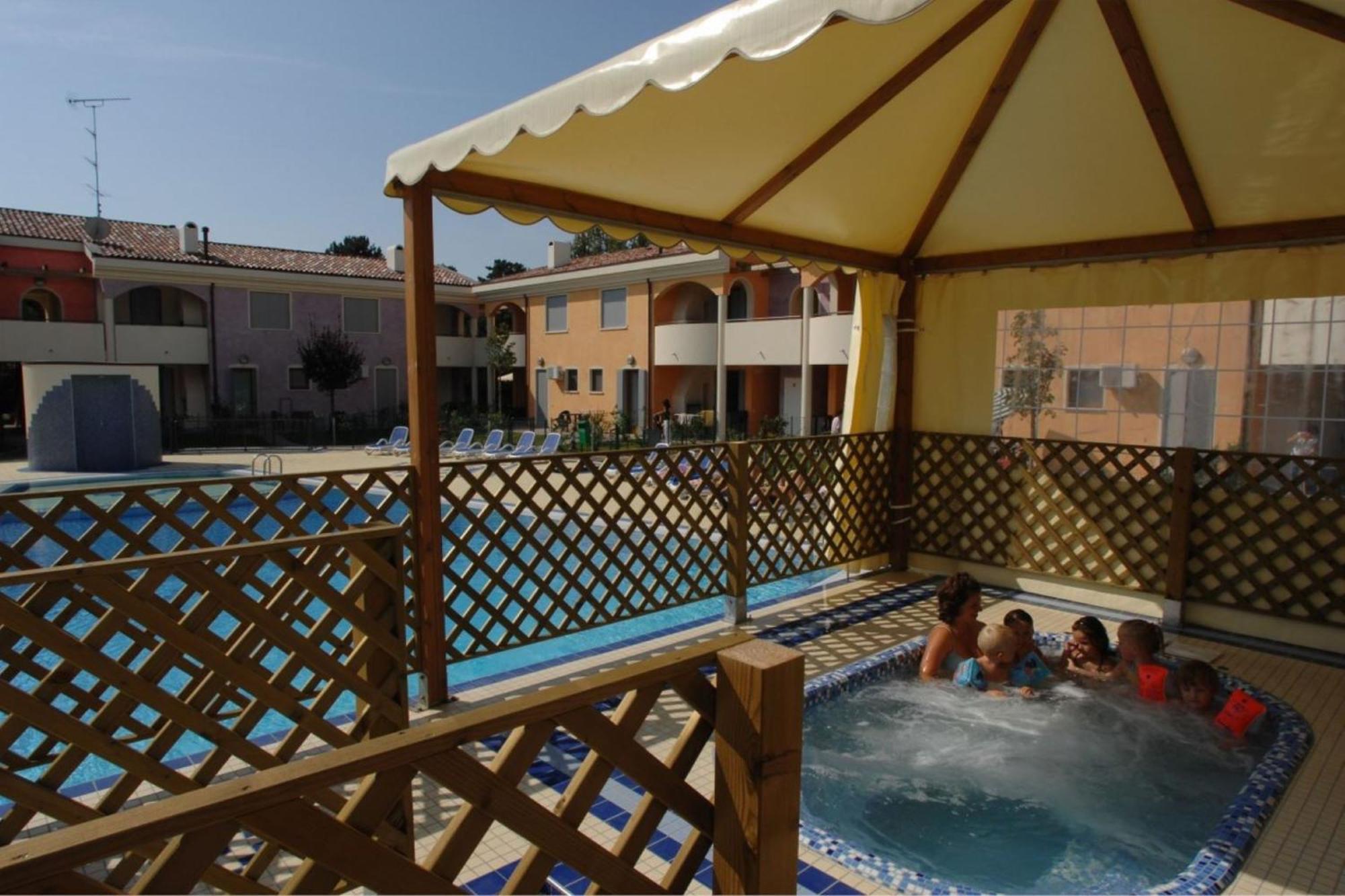 Lovely With Fenced Garden And Pool Appartamento Bibione